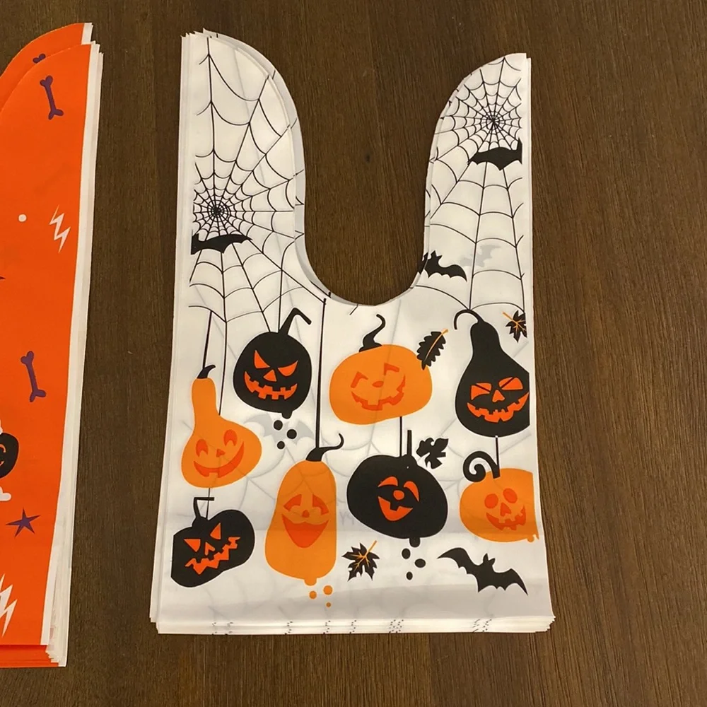 NWOT 100 Plastic Halloween Treat Favor Bags (25 per design)